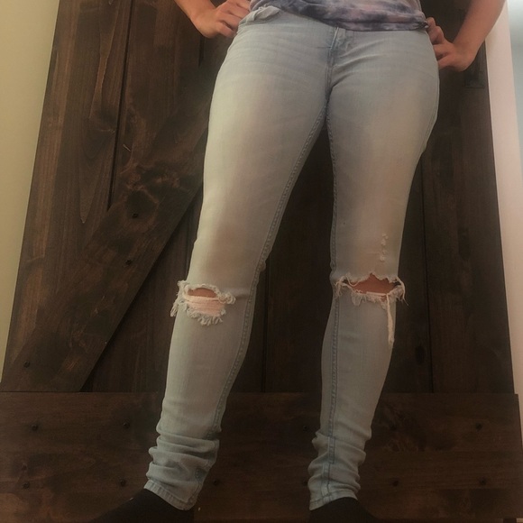 Light wash ripped jeans - Picture 2 of 6